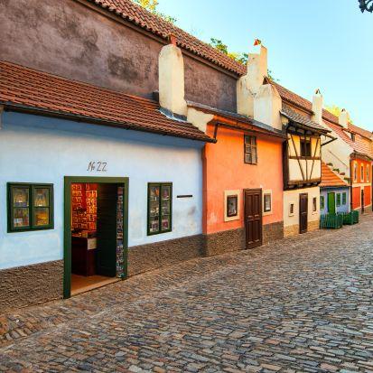 Inside the castle complex, you can explore the St. Vitus Cathedral, the Old Royal Palace, and the Golden Lane, a row of colourful houses that once housed the castle's defenders.